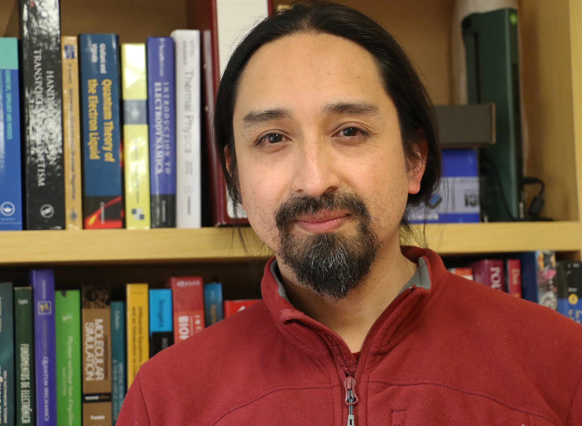 Académico Uaysén desarrolla modelo teórico que propone una nueva forma de transmisión de información a escala nanométrica
